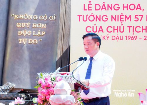 Đồng chí Nguyễn Khắc Thận - Bí thư Tỉnh ủy, Trưởng đoàn ĐBQH tỉnh trình bày diễn văn tại buổi lễ. Ảnh: Phạm Bằng