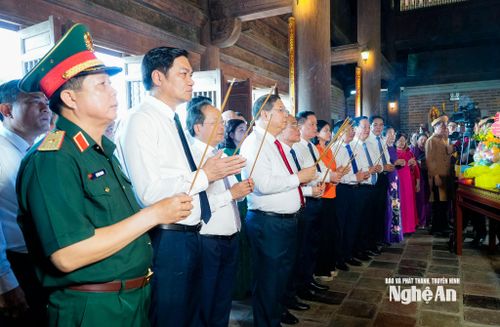 Các đại biểu dâng hương tưởng niệm Chủ tịch Hồ Chí Minh tại đền Chung Sơn - đền thờ gia tiên Bác Hồ. Ảnh: Phạm Bằng