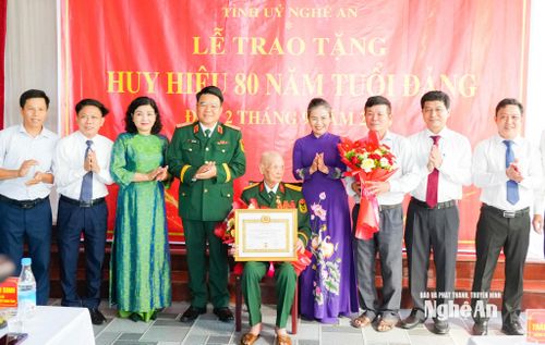 Các đồng chí lãnh đạo tỉnh, địa phương tặng hoa chúc mừng đồng chí Trần Đình Tuyển. Ảnh: TL