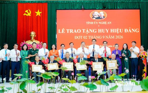 Các đồng chí lãnh đạo Đảng, Nhà nước, tỉnh Nghệ An tặng hoa chúc mừng các đảng viên lão thành. Ảnh: Phạm Bằng