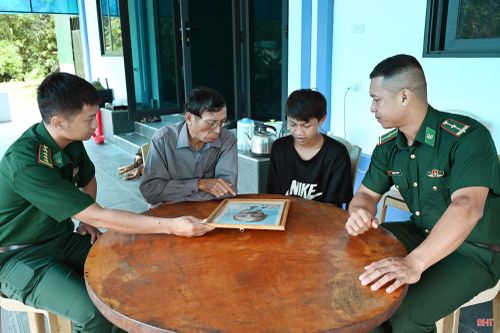 Với bà con trong bản, lễ Quốc khánh 2/9 là dịp để nhớ về những câu chuyện của bản làng, về Đảng, về Bác Hồ.