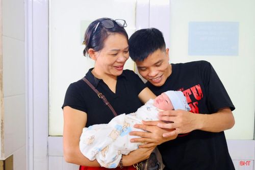 Trong khoảnh khắc thiêng liêng ấy, niềm hạnh phúc của người thân hòa cùng niềm tự hào dân tộc, tạo nên một ngày đáng nhớ với cả gia đình và đội ngũ y, bác sỹ.