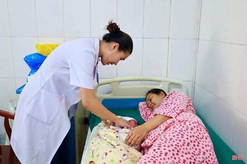Bác sĩ Nguyễn Thị Thu Hằng - Đơn nguyên Sản gói - Khoa Sản, BVĐK tỉnh Hà Tĩnh chia sẻ: “Mỗi ca sinh đều mang đến những cảm xúc rất đặc biệt, nhất là khi các em bé cất tiếng khóc chào đời đúng vào ngày Quốc khánh. Với chúng tôi, niềm vui không chỉ là giúp mẹ tròn con vuông mà còn được chứng kiến những khoảnh khắc hạnh phúc của các gia đình".