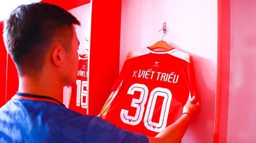 Điều khiến tôi áp lực là yêu cầu về sự tỉ mỉ, chu đáo và cẩn trọng. Chỉ một sai sót nhỏ cũng có thể ảnh hưởng đến một buổi tập hoặc trận đấu. Khi trận đấu đã bắt đầu, sẽ không còn cơ hội để sửa chữa.