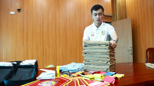 Đối với mỗi chuyến thi đấu xa nhà, tôi phải chuẩn bị khoảng 14 chiếc vali. Mỗi vali chứa các loại trang phục, áo bó, khăn tắm, tất và những vật dụng cần thiết cho cầu thủ.