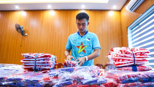 Từ đó tôi nghĩ rằng, một đội bóng chuyên nghiệp cần có sự phục vụ chuyên nghiệp hơn. Tôi may mắn được ông Nguyễn Thành Công là HLV trưởng đội bóng lúc đó tạo điều kiện làm công việc này và gắn bó đến nay.