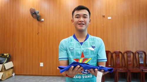 Đồ dùng và trang phục của từng cầu thủ được tôi sắp xếp riêng, từ chiếc áo đến từng đôi giày luôn được đặt sẵn ở khu vực của mỗi người. Mọi thứ được thực hiện nhanh chóng, nhưng không vì thế mà thiếu đi sự cẩn thận.