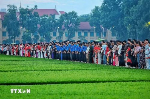 Đông đảo người dân đứng trang nghiêm quanh Quảng trường Ba Đình, cùng hướng về lá Quốc kỳ trong thời khắc diễn ra Lễ Thượng cờ sáng 2/9. (Ảnh: Phạm Tuấn Anh/TTXVN)