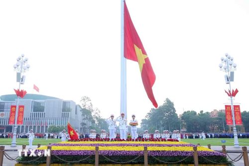Khi Quốc ca vang lên, cũng là lúc lá cờ Tổ quốc tung bay trên Quảng trường Ba Đình lịch sử. (Ảnh: Phạm Kiên/TTXVN)