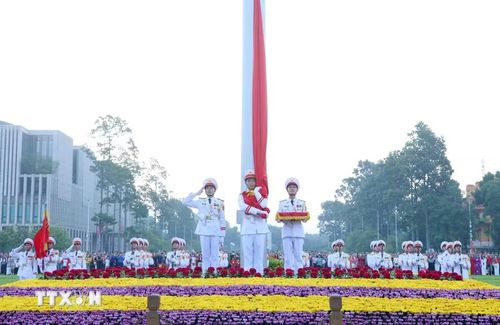 Đúng 6 giờ, Quốc kỳ được kéo lên cột cờ cao 29m trong không khí trang nghiêm. (Ảnh: Phạm Kiên/TTXVN)