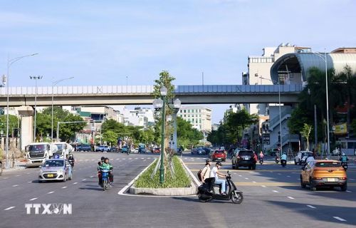 Điểm đầu tuyến tại nút giao Hoàng Cầu các phương tiện có thể di chuyển thuận lợi theo biển chỉ dẫn. (Ảnh: Quốc Khánh/TTXVN)