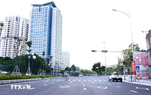 Hệ thống đèn giao thông đã được lắp đặt và sơn kẻ đường hướng dẫn đoạn cuối tuyến nút giao Voi Phục. (Ảnh: Quốc Khánh/TTXVN)