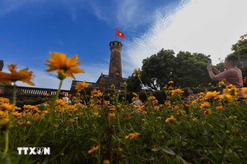Lá cờ đỏ sao vàng tung bay trên đỉnh Cột cờ Hà Nội giữa nền trời tháng Chín, nổi bật bên công trình đã chứng kiến nhiều dấu mốc trong lịch sử Thủ đô. (Ảnh: Phạm Tuấn Anh/TTXVN)