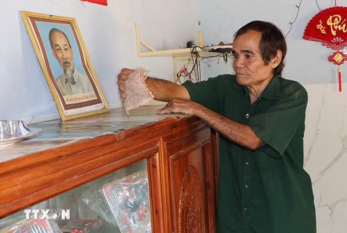 Với đồng bào Co, hình ảnh Chủ tịch Hồ Chí Minh luôn được đặt ở vị trí trang trọng nhất. (Ảnh: Đinh Hương/TTXVN)