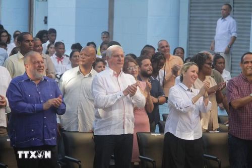 Bí thư Thứ nhất, Chủ tịch nước Cuba Miguel Díaz-Canel Bermúdez (thứ 2, trái, hàng đầu) cùng các đại biểu tham dự lễ khai giảng diễn ra ở trung tâm thủ đô La Habana. (Ảnh: Ngọc Duy/TTXVN)