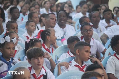 Học sinh Cuba cùng phụ huynh trong lễ khai giảng năm học mới, được tổ chức tại trung tâm thủ đô La Habana. (Ảnh: Ngọc Duy/TTXVN)