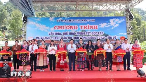 Các đại biểu cắt băng khai trương bản du lịch cộng đồng Tù Lu-Tìa Ló. (Ảnh: Trung Kiên/TTXVN)