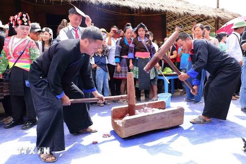 Nhiều hoạt động văn hóa thể thao thú vị như thi bắn nỏ, đánh Tù Lu, giao lưu văn nghệ, thi giã bánh giầy của người dân tộc Mông trong ngày khai trương bản du lịch cộng đồng Tù Lu-Tìa Ló. (Ảnh: Trung Kiên/TTXVN)