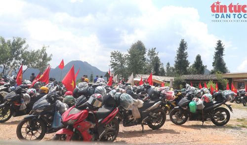 Từng đoàn xe của khách du lịch mang theo cờ Tổ quốc hướng về Lũng Cú (Tuyên Quang) trong dịp nghỉ lễ Quốc khánh 2/9/2026.