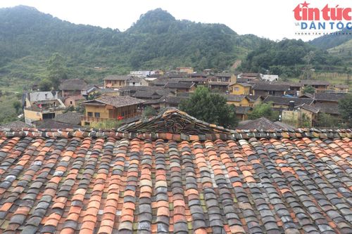 Những ngôi nhà trình tường mái ngói âm dương nằm nép mình bên hàng rào đá là nét đặc trưng của làng Lô Lô Chải.