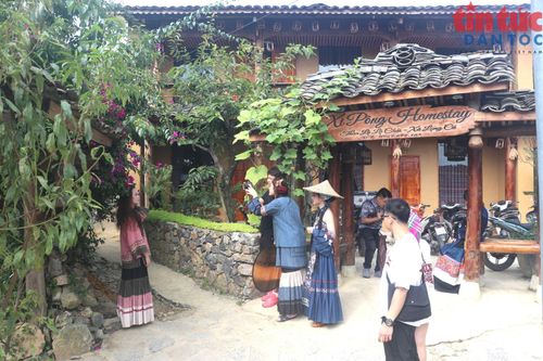 Du khách đến với Lô Lô Chải không chỉ được trải nghiệm vẻ đẹp văn hóa truyền thống mà còn cảm thấy yên tâm về chất lượng dịch vụ, từ bữa ăn, nơi lưu trú an toàn trong suốt hành trình.