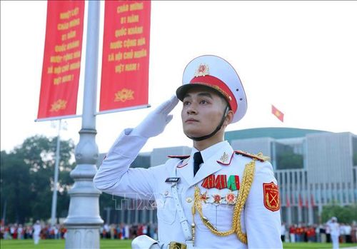 Lễ Thượng cờ được tổ chức trang nghiêm nhân kỷ niệm 81 năm Cách mạng Tháng Tám (19/8/1945 - 19/8/2026) và Quốc khánh nước Cộng hòa xã hội chủ nghĩa Việt Nam (2/9/1945 - 2/9/2026). Ảnh: Phạm Kiên/TTXVN