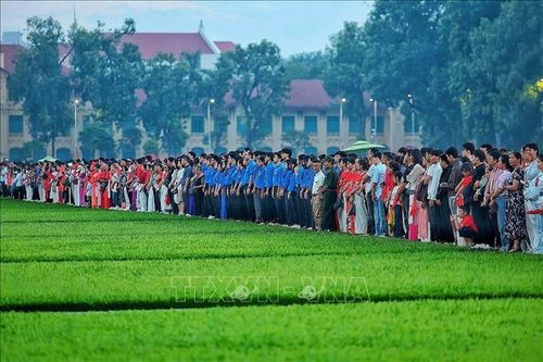 Đông đảo người dân đứng trang nghiêm quanh Quảng trường Ba Đình, cùng hướng về lá Quốc kỳ trong thời khắc diễn ra Lễ Thượng cờ sáng 2/9. Ảnh: Phạm Tuấn Anh/TTXVN