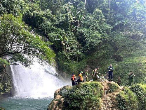 Các lực lượng triển khai phương án tìm kiếm du khách mất tích tại khu vực chân thác Khâu Làn, xã Quản Bạ (Tuyên Quang). Ảnh: TTXVN phát