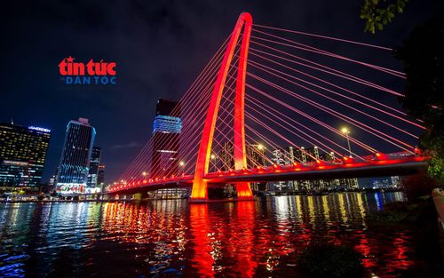 Cầu Ba Son là cầu dây văng bắc qua sông Sài Gòn, nối phường Sài Gòn với phường An Khánh. Công trình được khởi công đầu năm 2015, hoàn thành và đưa vào sử dụng từ tháng 4/2022, với tổng vốn đầu tư gần 3.100 tỷ đồng.