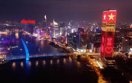 Từ vùng đất bị thiệt hại nặng nề bởi chiến tranh, giờ đây, TP Hồ Chí Minh đã trở thành một siêu đô thị với cơ sở hạ tầng đồng bộ, hiện đại, hàng loạt tòa nhà chọc trời đang vươn mình mạnh mẽ.