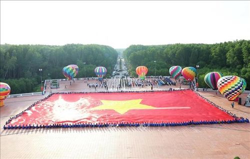 Lễ chào cờ đặc biệt tại Cột cờ Hà Nội - Mũi Cà Mau (xã Đất Mũi, tỉnh Cà Mau).