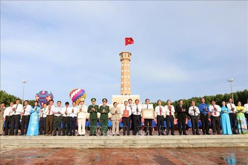 Buổi lễ không chỉ là dấu mốc đặc biệt trong hành trình xác lập kỷ lục, mà còn kết nối các vùng đất thiêng liêng của Tổ quốc: từ Làng Sen quê Bác, qua Thủ đô Hà Nội đến mảnh đất cực Nam Tổ quốc - Mũi Cà Mau.
