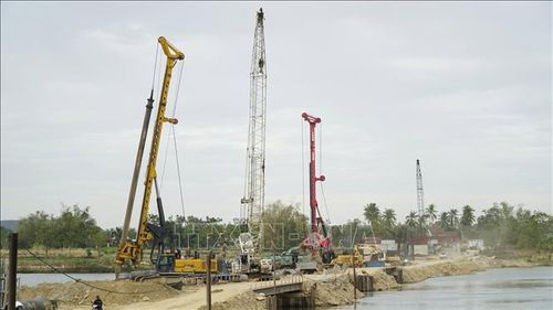Các đơn vị tranh thủ thời tiết để tăng tốc thi công.