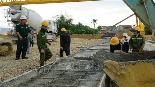 Thực hiện đổ bê tông đường dẫn cho đại công trình cao tốc.