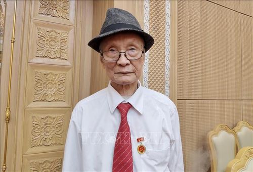 Dù tuổi cao sức yếu với 97 tuổi đời, 80 năm tuổi Đảng, ông Nguyễn Văn Châu (Đảng bộ phường Thái Bình, tỉnh Hưng Yên) luôn giữ vững niềm tin với Đảng, sống gương mẫu để con cháu noi theo. Ảnh: Thế Duyệt/TTXVN