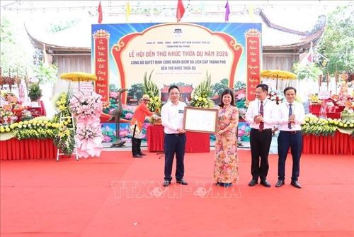 Giám đốc Sở Văn hóa, Thể thao và Du lịch thành phố Hải Phòng Nguyễn Thành Trung (bên trái) trao Quyết định công nhận Điểm du lịch cấp thành phố đối với di tích Đền thờ Khúc Thừa Dụ cho lãnh đạo địa phương.