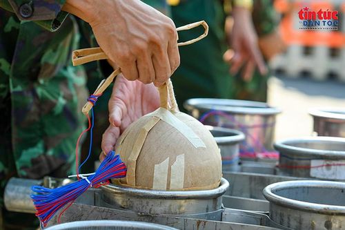 Cận cảnh một quả pháo hoa tầm cao được đưa vào ống phóng.