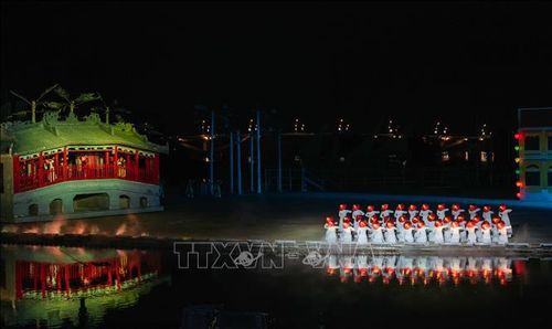 Chương trình biểu diễn thực cảnh “Ký Ức Hội An” phiên bản “Nón Cờ” có sự tham gia của gần 500 diễn viên trên sân khấu rộng 25.000 m2. Ảnh: TTXVN phát