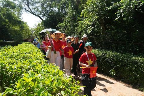Năm nay, ngày giỗ lần thứ 57 của Chủ tịch Hồ Chí Minh, tức ngày 21/7 âm lịch, trùng với Quốc khánh 2/9. Sự trùng hợp đặc biệt khiến không gian Làng Sen vừa rộn ràng sắc màu Tết Độc lập, vừa lắng lại trong niềm xúc động và tưởng nhớ.