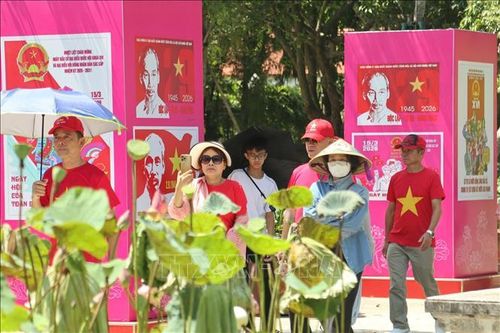 Năm nay, ngày giỗ lần thứ 57 của Chủ tịch Hồ Chí Minh, tức ngày 21/7 âm lịch, trùng với Quốc khánh 2/9. Sự trùng hợp đặc biệt khiến không gian Làng Sen vừa rộn ràng sắc màu Tết Độc lập, vừa lắng lại trong niềm xúc động và tưởng nhớ.