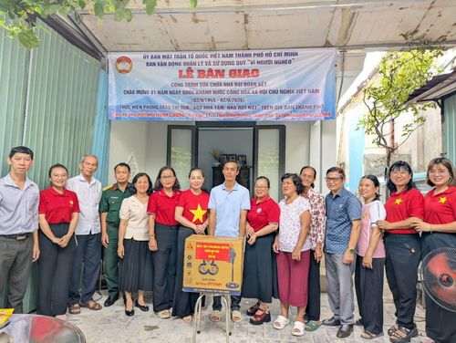 Phường Hạnh Thông bàn giao căn nhà Đại đoàn kết cho người dân có hoàn cảnh khó khăn nhân dịp kỉ niệm 81 năm ngày Quốc khánh.