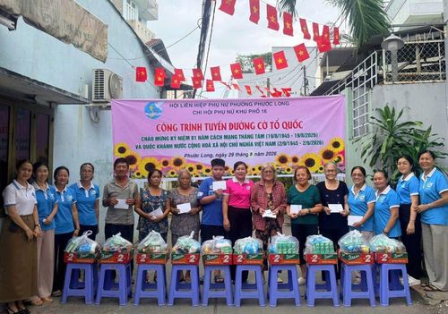 Người dân phường Phước Long phấn khởi nhận quà, cảm nhận sự quan tâm và sẻ chia của địa phương trong dịp Tết Độc lập.