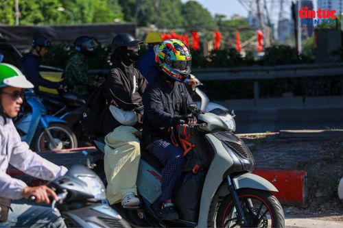 Trên các tuyến đường hướng vào nội đô, nhiều phương tiện chở theo hành lý, đồ đạc và những món quà quê sau kỳ nghỉ.