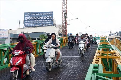 Các phương tiện di chuyển lên phà Cát Lái để trở về TP Hồ Chí Minh.