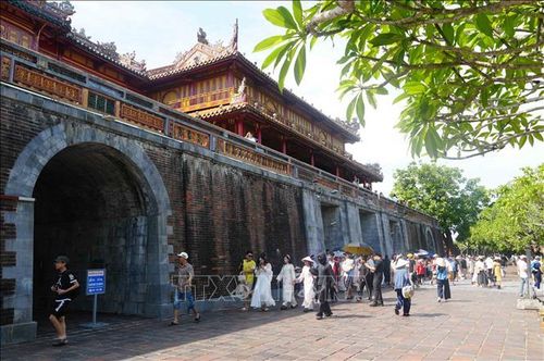 Đông đảo du khách vào tham quan Đại Nội Huế, trong ngày Quốc khánh 2/9/2026. Ảnh: Nguyên Lý/TTXVN