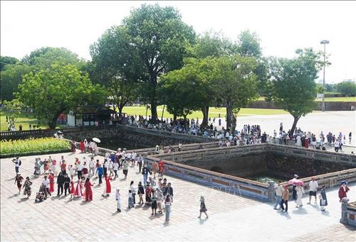 Đông đảo du khách ở Quảng trường Ngọ Môn trước Đại Nội Huế, trong ngày Quốc khánh 2/9/2026. Ảnh: Nguyên Lý/TTXVN