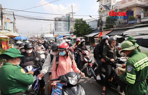 Nhân viên phà Cát Lái bán vé cho hành khách chờ qua phà.