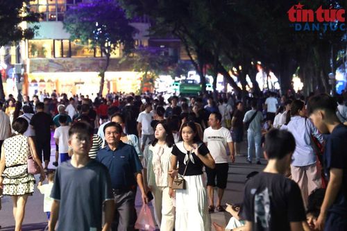 Người dân nô nức, phấn khới dạo phố trong đêm Quốc khánh 2/9.