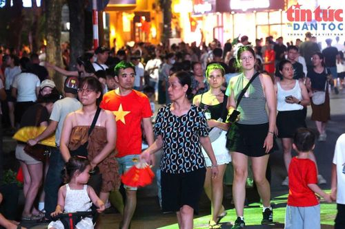 Không chỉ người dân Thủ đô, nhiều du khách nước ngoài cũng hòa vào dòng người vui chơi tại khu vực hồ Hoàn Kiếm trong tối Quốc khánh 2/9.