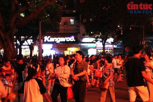 Không khí tại khu vực phố đi bộ Hồ Hoàn Kiếm trở nên nhộn nhịp khi lượng người đổ về trung tâm Thủ đô ngày một đông.